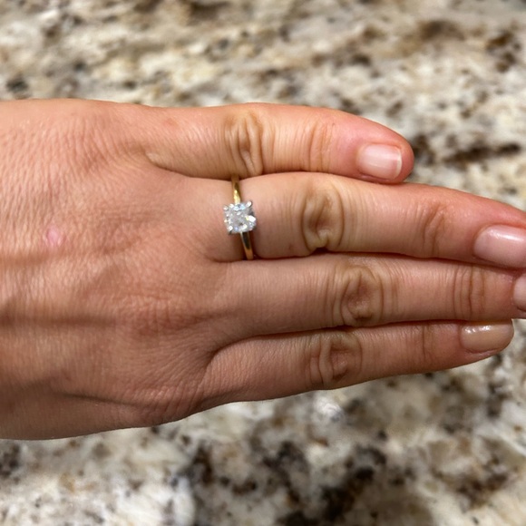 Elegant 1.03ct Cushion Cut Gold Engagement Ring - Picture 4 of 7